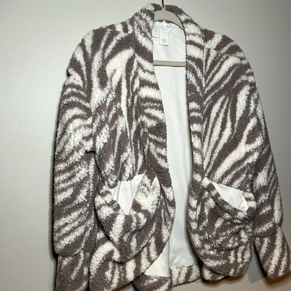 Buttonless oversize jacket - Picture 2 of 5